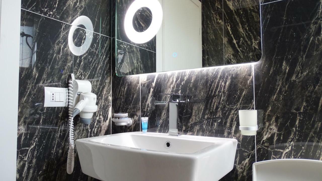 Piazza Hotel Jakova Ксамил Экстерьер фото